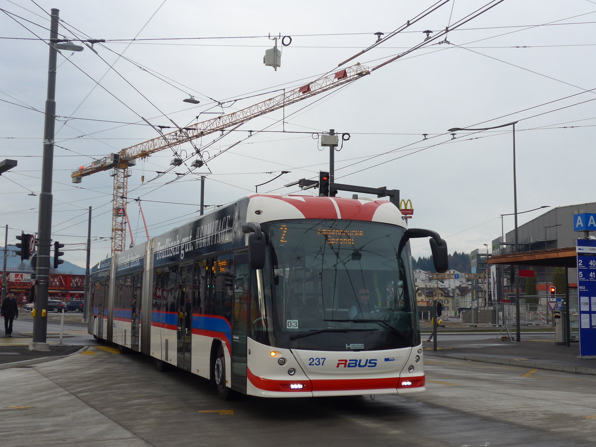 (177'179) - VBL Luzern - Nr. 237 - Hess/Hess Doppelgelenktrolleybus am 11. Dezember 2016 beim Bahnhof Emmenbrcke Sd

