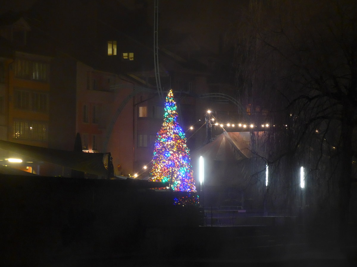 (177'235) - Bunter Weihnachtsbaum am 16. Dezember 2016 in der Altstadt von Thun