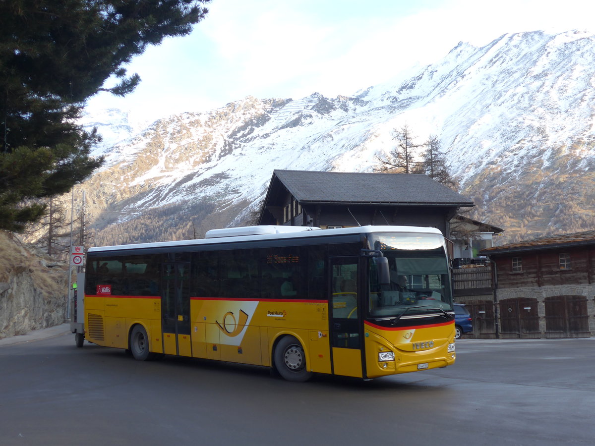 (177'361) - PostAuto Wallis - VS 445'901 - Iveco am 26. Dezember 2016 in Saas-Fee, Postautostation