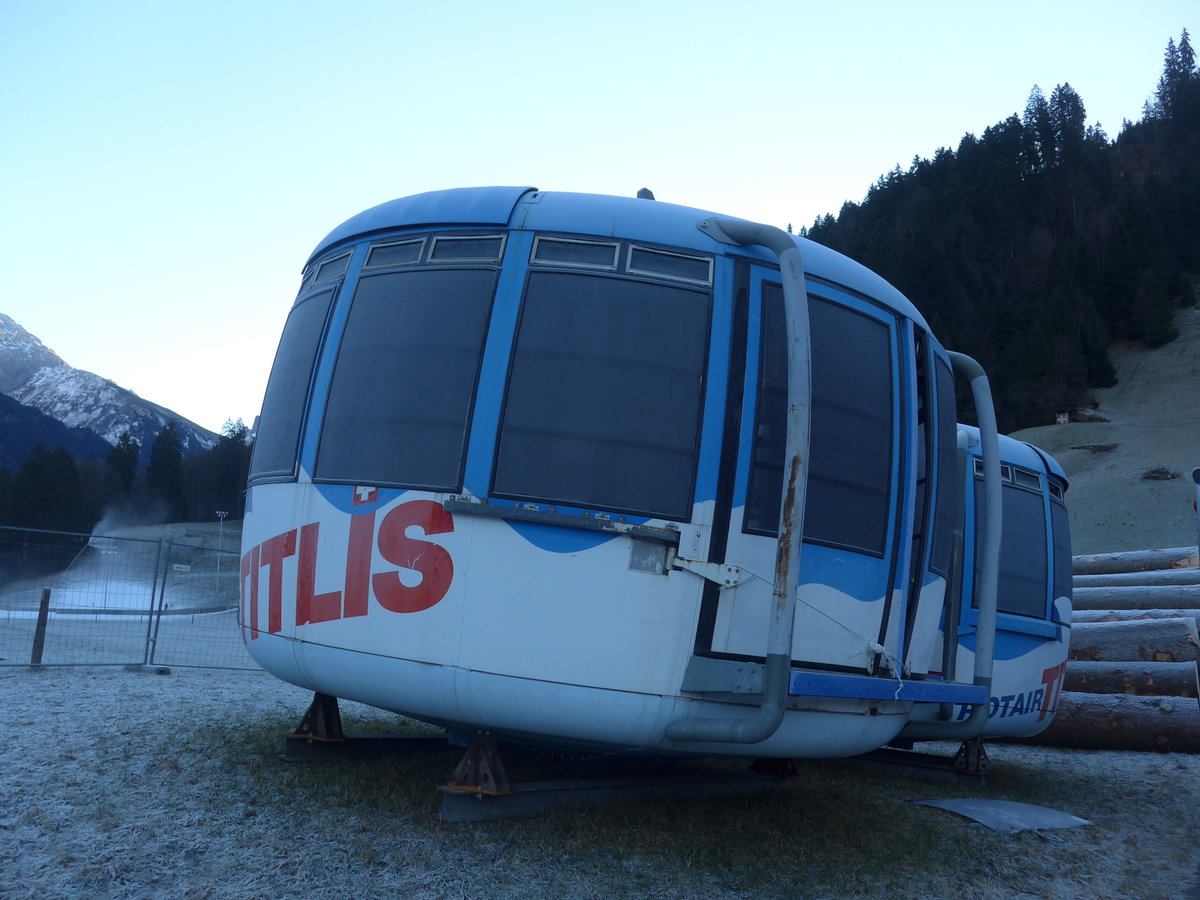 (177'442) - Ausrangierte Titlis-Ratair-Kabine - Nr. 7 - am 30. Dezember 2016 in Engelberg, Titlisbahnen