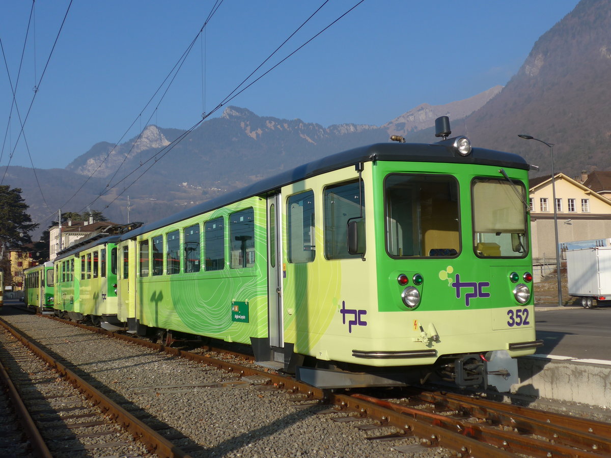 (177'538) - TPC-Triebwagen - Nr. 352 - am 1. Januar 2017 im Bahnhof Aigle