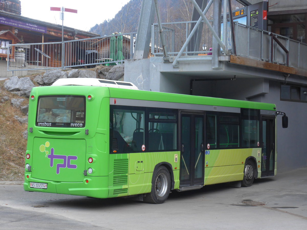 (177'558) - TPC Aigle - Nr. 15/VS 324'574 - Irisbus am 2. Januar 2017 beim Bahnhof Champry