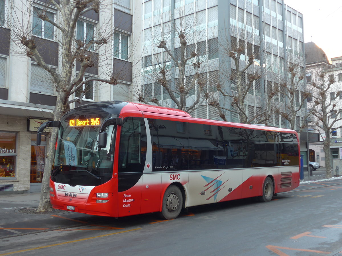 (178'085) - SMC Montana - Nr. 30/VS 48'730 - MAN am 21. Januar 2017 beim Bahnhof Sierre (prov. Haltestelle)