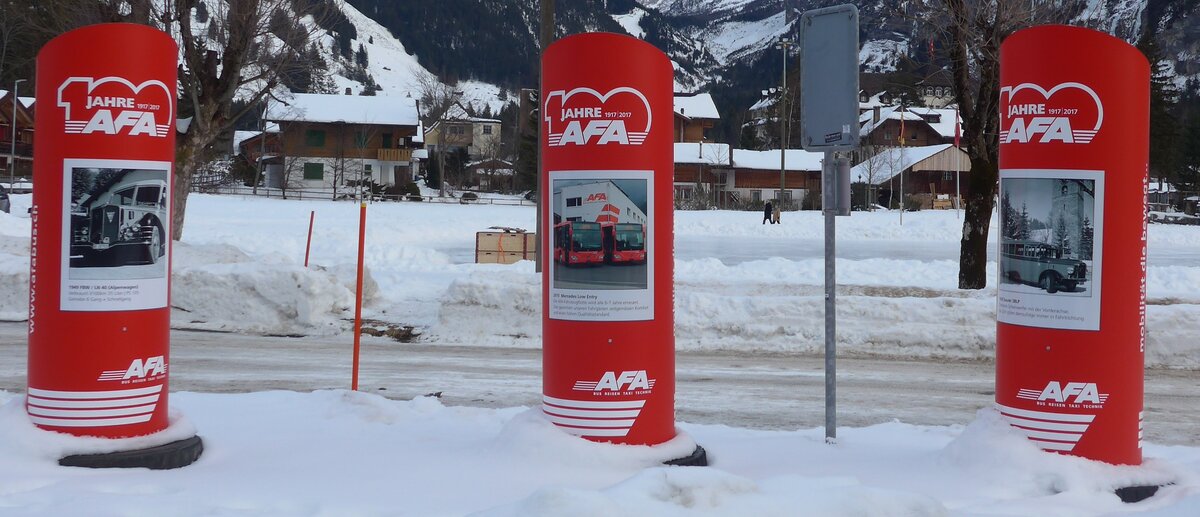 (178'210) - Plakatsulen fr 100 Jahre 1917 2017 AFA am 28. Januar 2017 beim Bahnhof Kandersteg