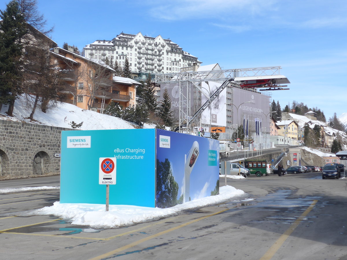 (178'419) - Ladestation fr den Elektrobus am 9. Februar 2017 beim Bahnhof St. Moritz
