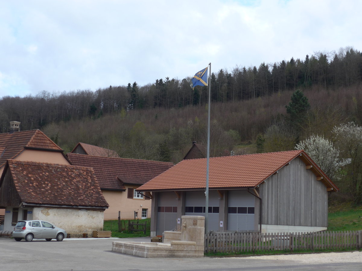(179'256) - Dorfbrunnen mit Fahne von Vendlincourt am 1. April 2017 in Vendlincourt