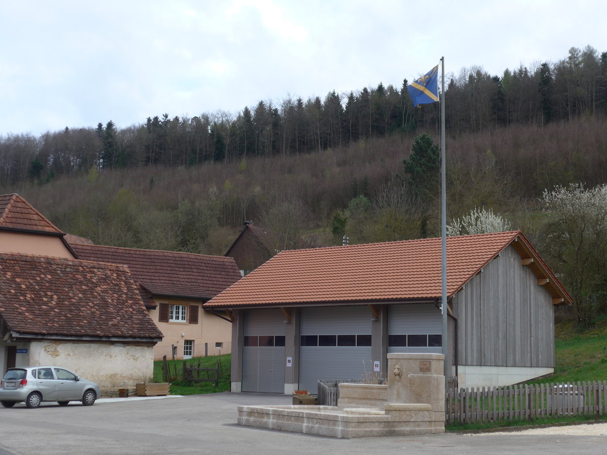 (179'257) - Dorfbrunnen mit Fahne von Vendlincourt am 1. April 2017 in Vendlincourt
