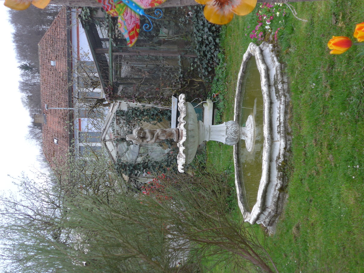(179'294) - Brunnen beim Htel de la Gare am 1. April 2017 in Vendlincourt