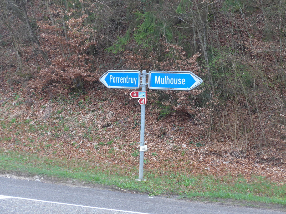 (179'335) - Wegweiser nach Porrentruy und Mulhouse am 2. April 2017 in Vendlincourt