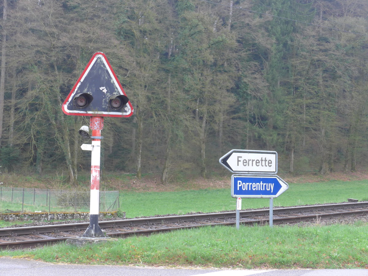 (179'336) - Wechselblinklicht und Wegweiser nach Ferrette und Porrentruy am 2. April 2017 in Vendlincourt