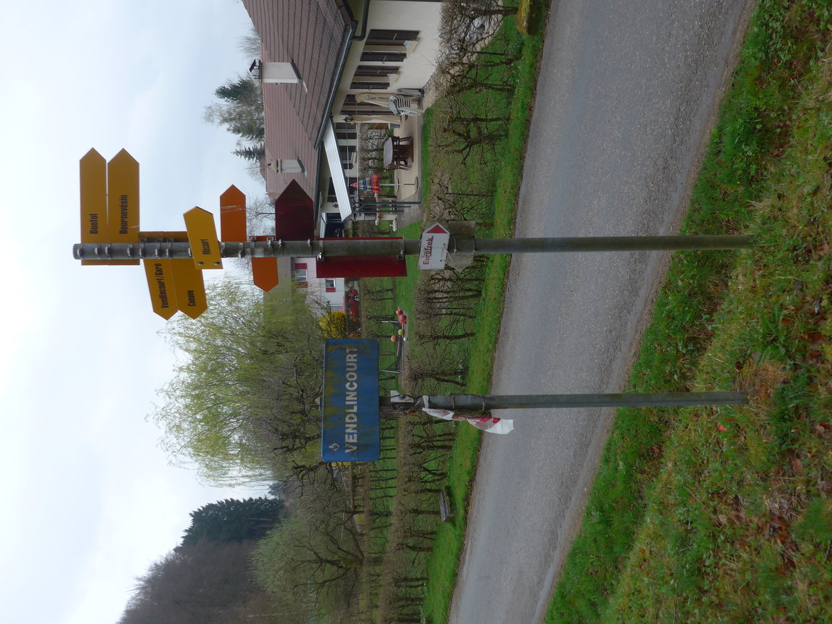 (179'344) - Verschiedene Wegweiser am 2. April 2017 in Vendlincourt