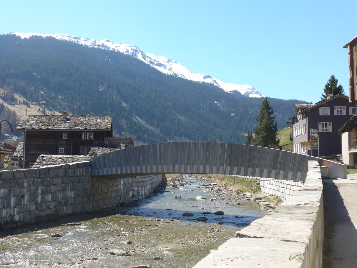 (179'570) - Valser Rhein mit Dorfbrcke am 14. April 2017 in Vals