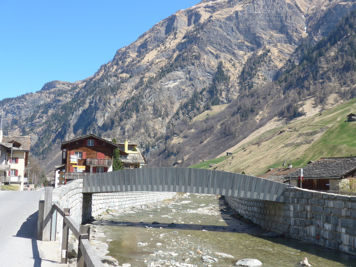 (179'573) - Valser Rhein mit Dorfbrcke am 14. April 2017 in Vals