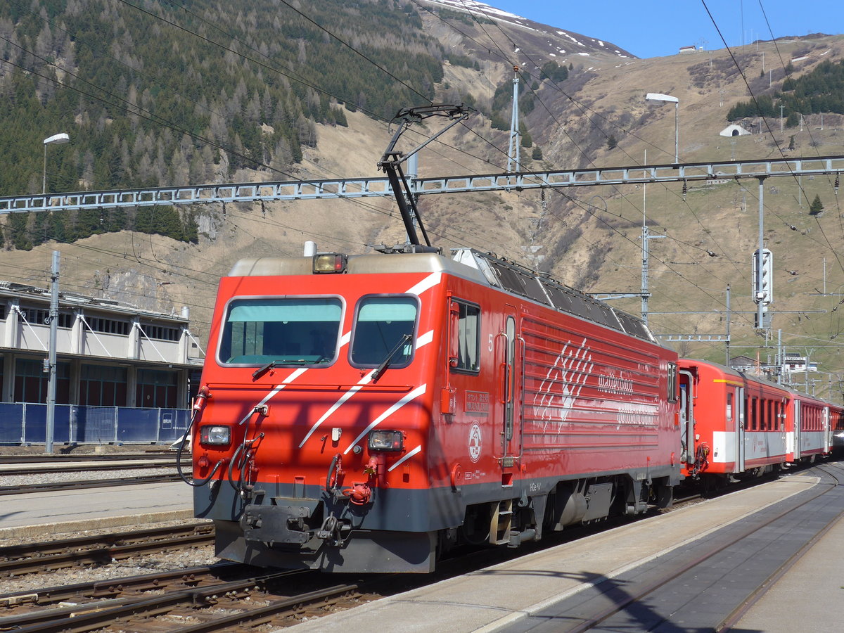 (179'605) - MGB-Lokomotive - Nr. 5 - am 14. April 2017 im Bahnhof Andermatt