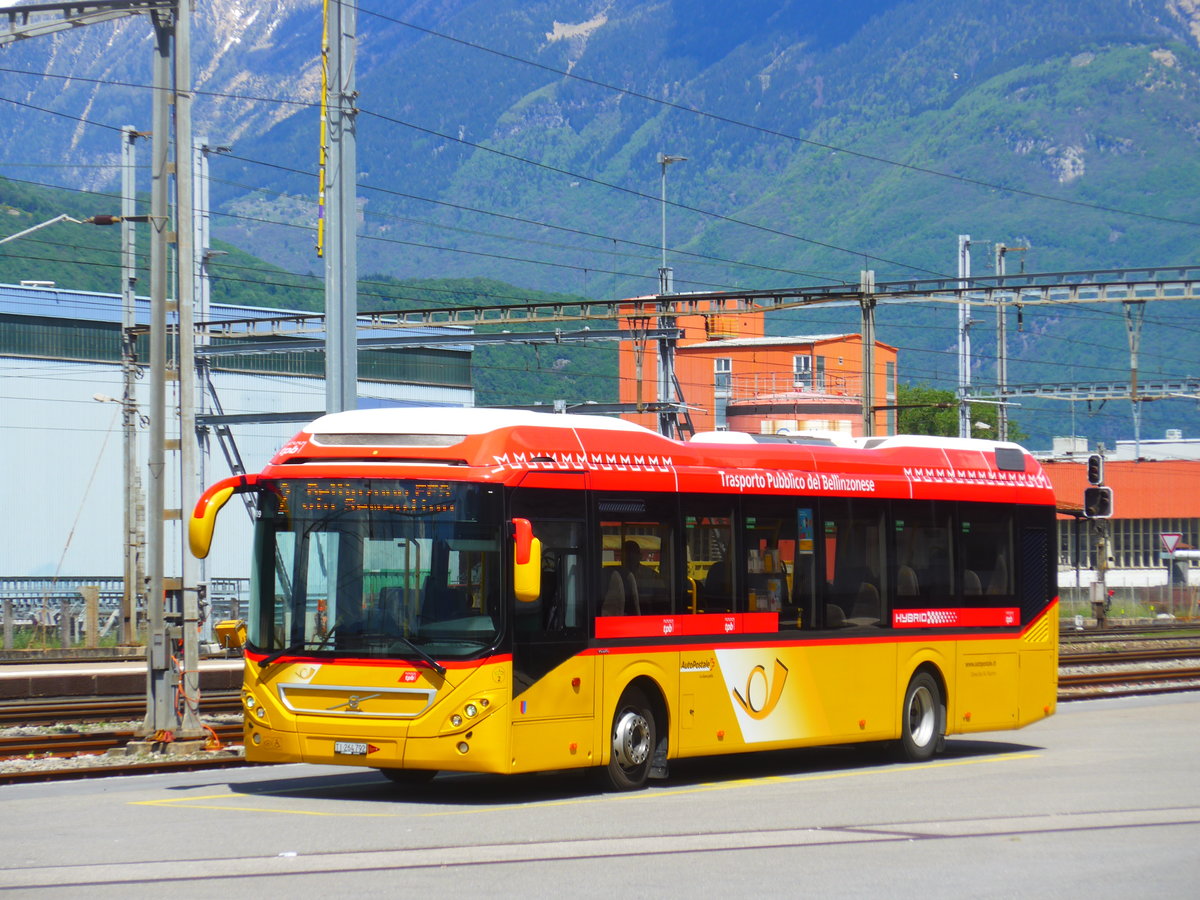 (180'076) - Chiesa, Riazzino - Nr. CB2/TI 264'792 - Volvo am 13. Mai 2017 beim Bahnhof Giubiasco