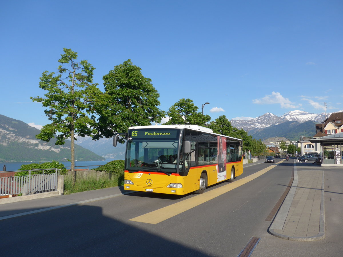 (180'146) - PostAuto Bern - BE 653'384 - Mercedes (ex Nr. 532; ex BE 610'544; ex BE 614'044) am 17. Mai 2017 beim Bahnhof Spiez