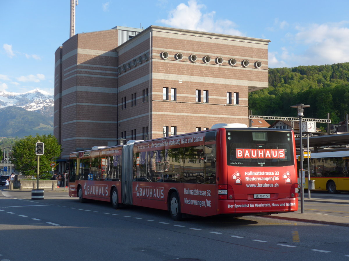 (180'148) - STI Thun - Nr. 122/BE 700'122 - MAN am 17. Mai 2017 beim Bahnhof Spiez 