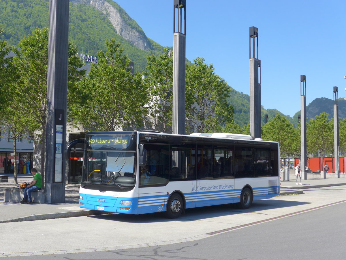 (180'386) - BSW Sargans - Nr. 315/SG 297'505 - MAN/Gppel am 22. Mai 2017 beim Bahnhof Sargans