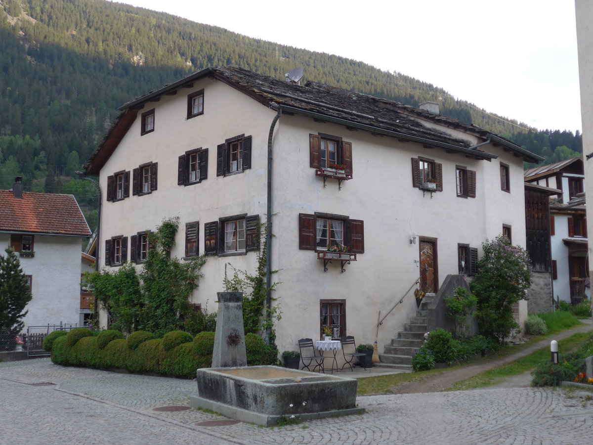 (180'474) - Haus mit Brunnen am 23. Mai 2017 in Andeer
