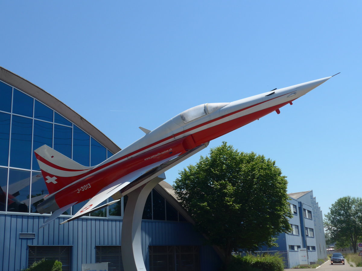 (180'815) - Patrouille Suisse - J-3013 - am 27. Mai 2017 in Dbendorf, Fliegermuseum