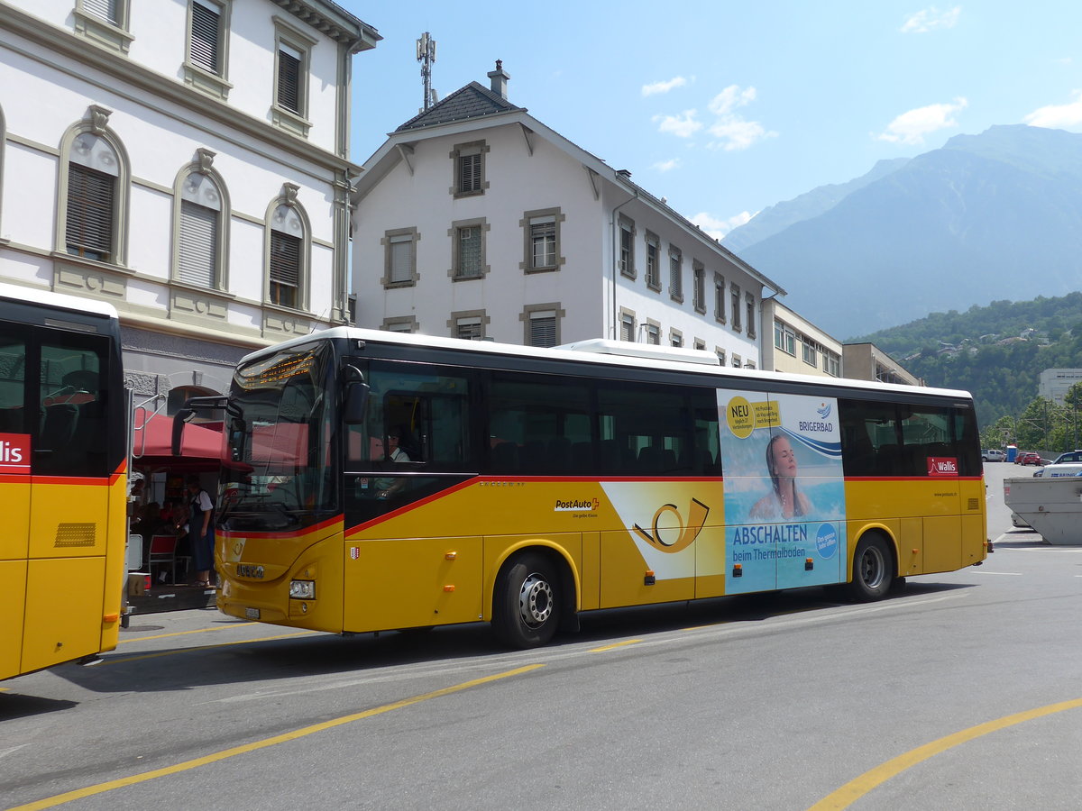 (181'322) - PostAuto Wallis - VS 424'842 - Iveco am 24. Juni 2017 beim Bahnhof Brig