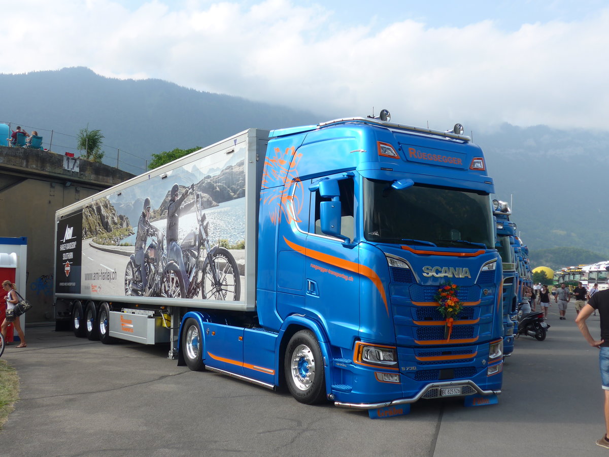 (181'513) - Regsegger, Belp - BE 825'526 - Scania am 24. Juni 2017 in Interlaken, Flugplatz