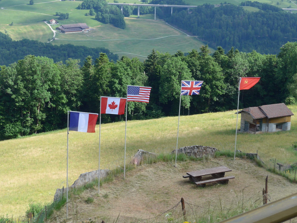 (181'558) - Fahnen beim Militrmuseum am 25. Juni 2017 in Vallorbe