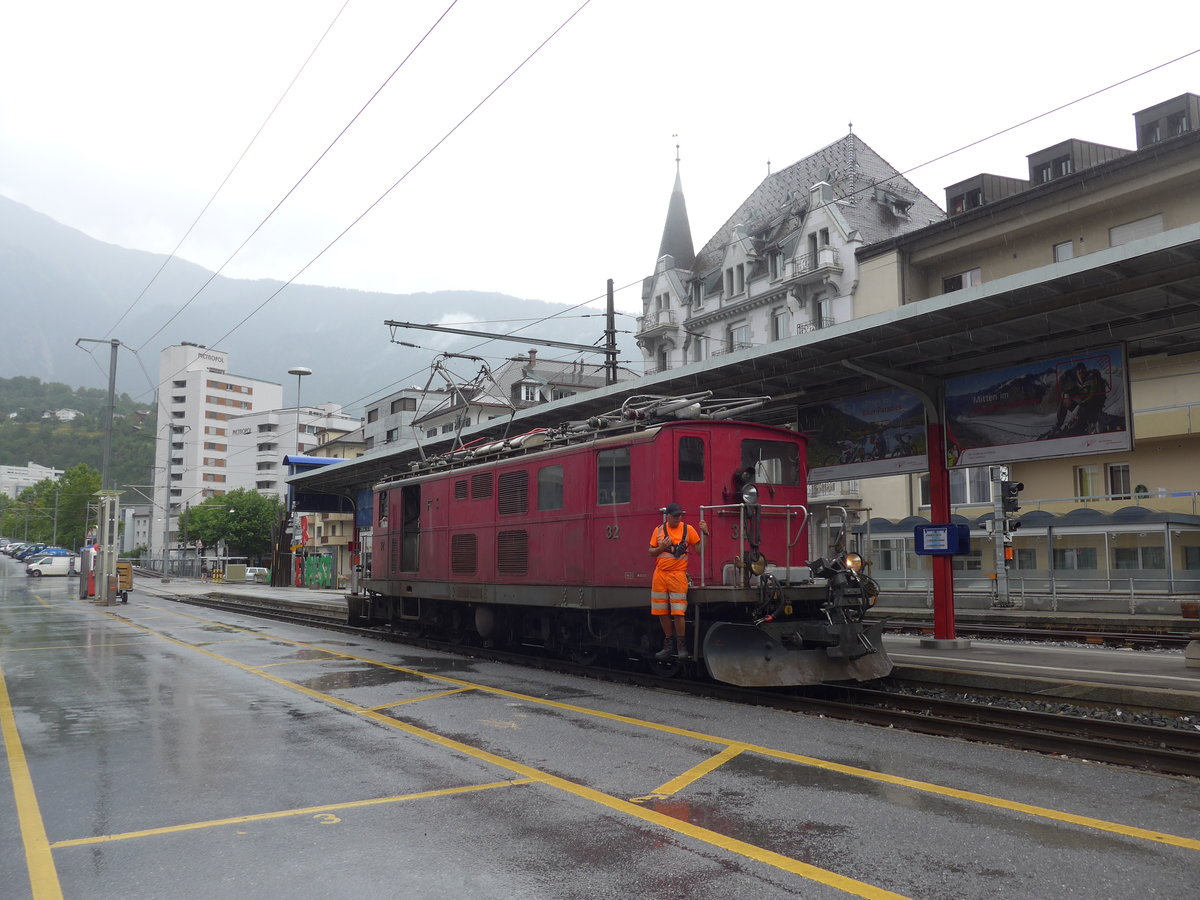 (181'886) - FO-Lokomotive - Nr. 32 - am 9. Juli 2017 im Bahnhof Brig