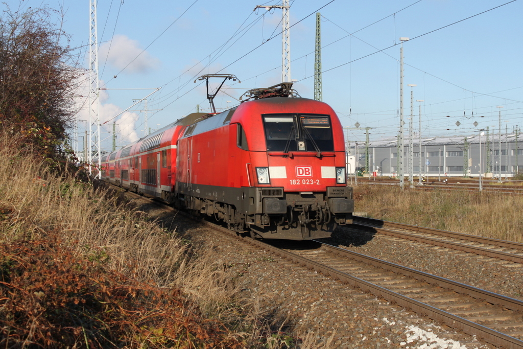 182 023-2 mit RE 4310(Rostock-Hamburg)bei der Ausfahrt im Rostocker Hbf.11.11.2016