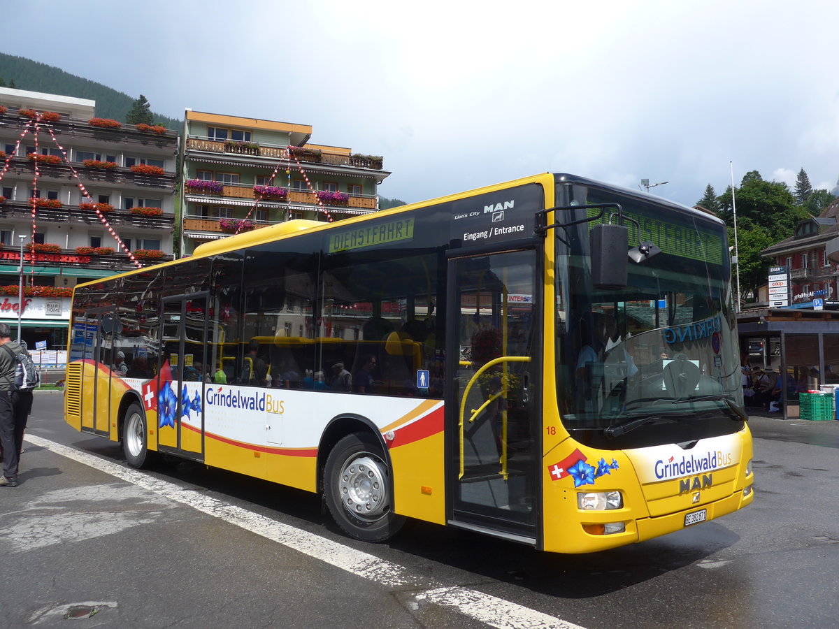 (182'396) - AVG Grindelwald - Nr. 18/BE 382'871 - MAN/Gppel am 30. Juli 2017 beim Bahnhof Grindelwald