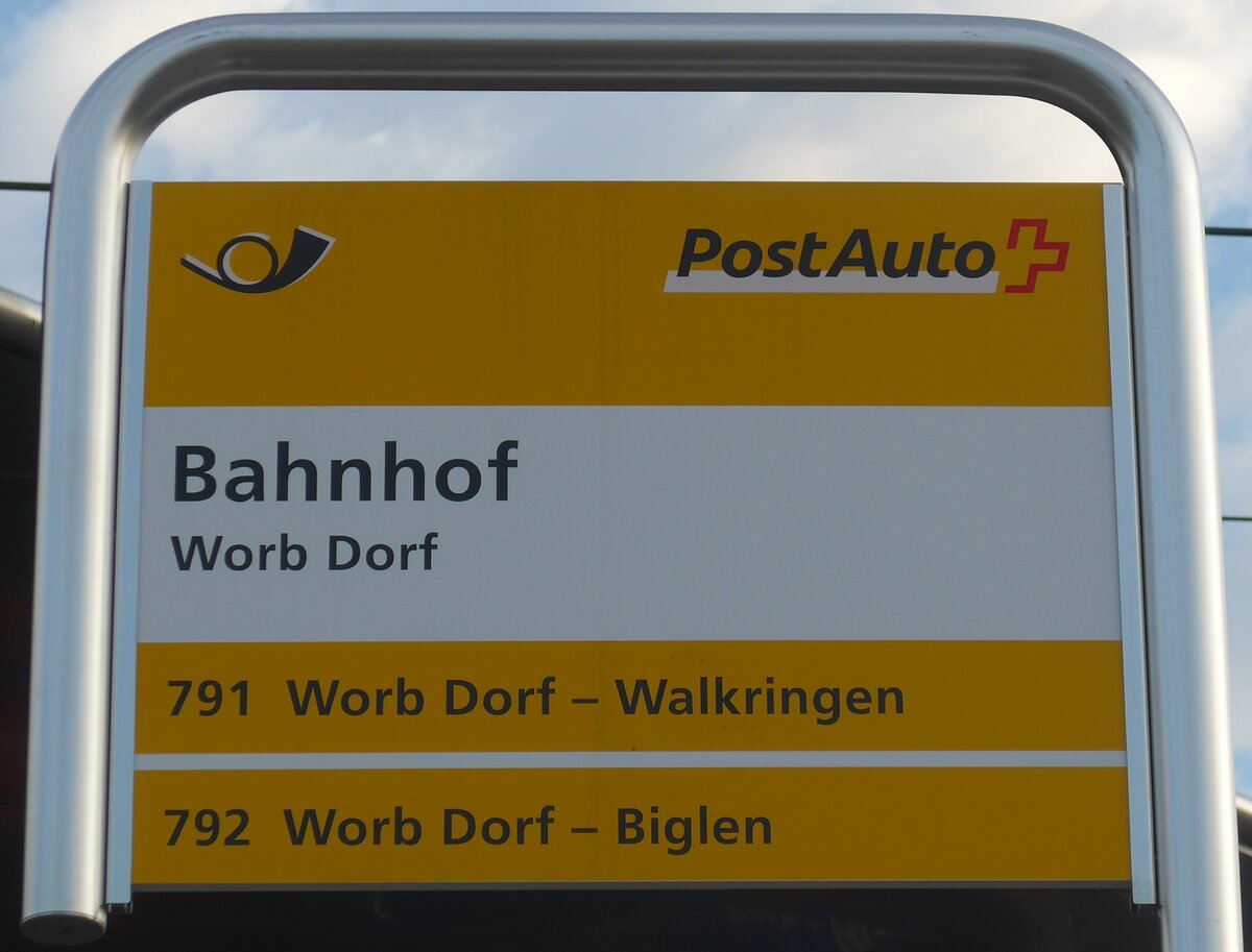 (182'490) - PostAuto-Haltestellenschild - Worb Dorf, Bahnhof - am 2. August 2017