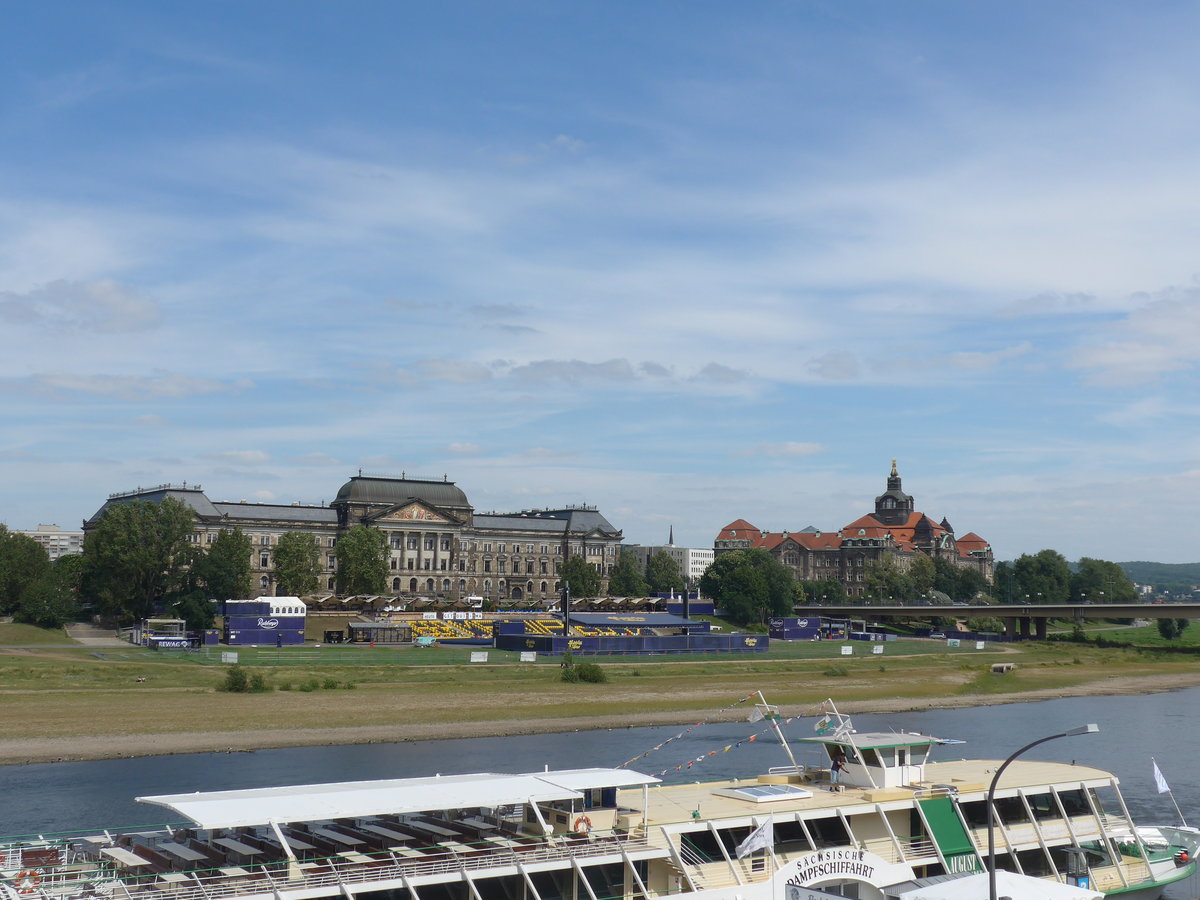 (182'907) - Schsisches Staatsministerium fr Kultur und Schsische Staatskanzlei am 8. August 2017 an der Elbe in Dresden
