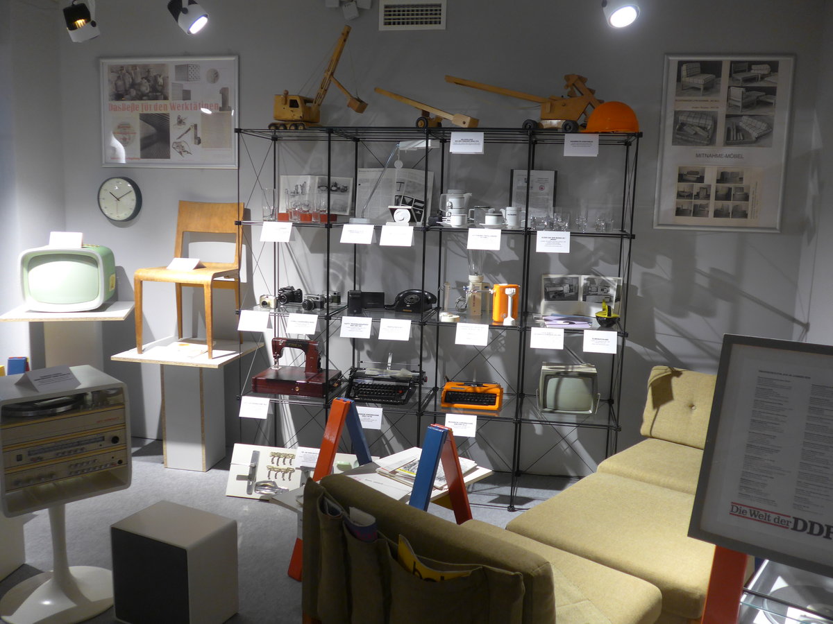 (183'058) - Vitrine mit Gerten am 8. August 2017 in Dresden, Die Welt der DDR