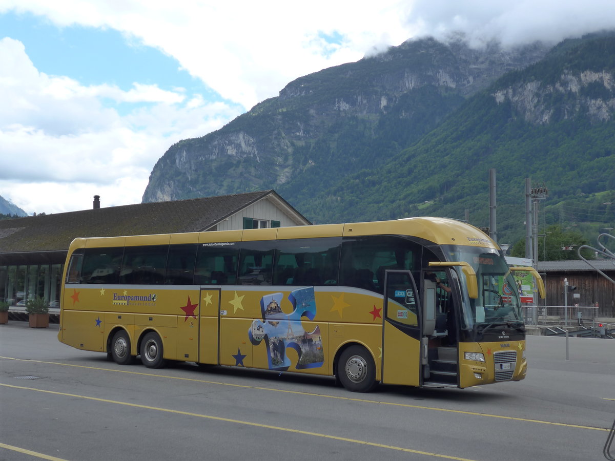 (183'642) - Aus Spanien: Eruopamundo, Madrid - Nr. 121/7353 HDR - MAN/Tata-Hispano am 19. August 2017 in Meiringen, Postautostation