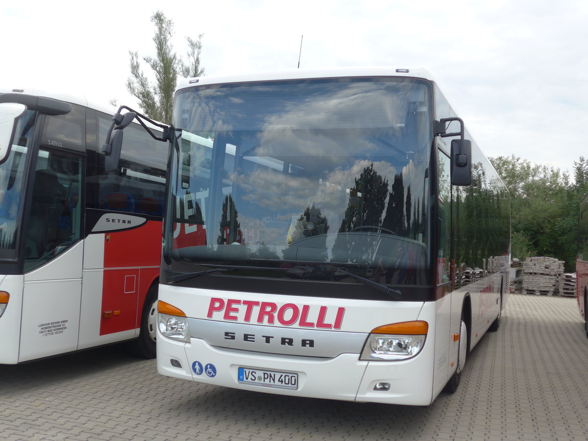 (183'883) - Petrolli, Niedereschach - VS-PN 400 - Setra am 23. August 2017 in Bad Drrheim, Garage Luschin