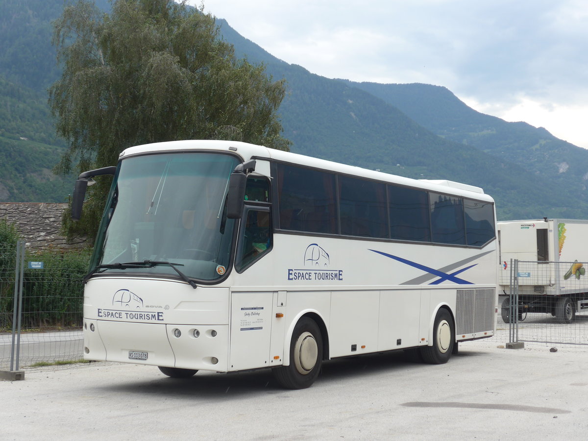 (184'043) - Espace Tourisme, Riddes - VS 113'078 - Bova am 24. August 2017 beim Bahnhof Riddes