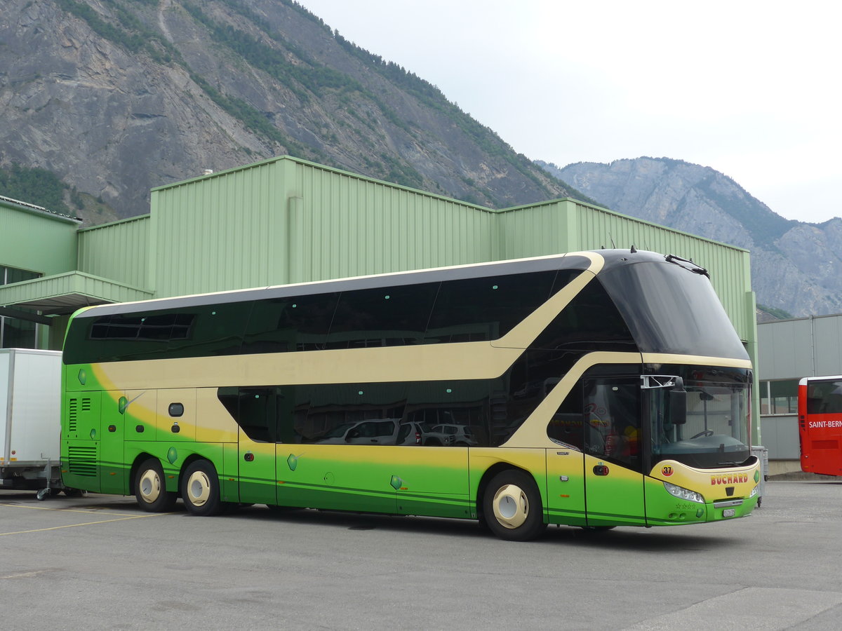 (184'044) - Buchard, Leytron - Nr. 37/VS 216'705 - Neoplan (ex Sommer, Grnen) am 24. August 2017 in Leytron, Garage