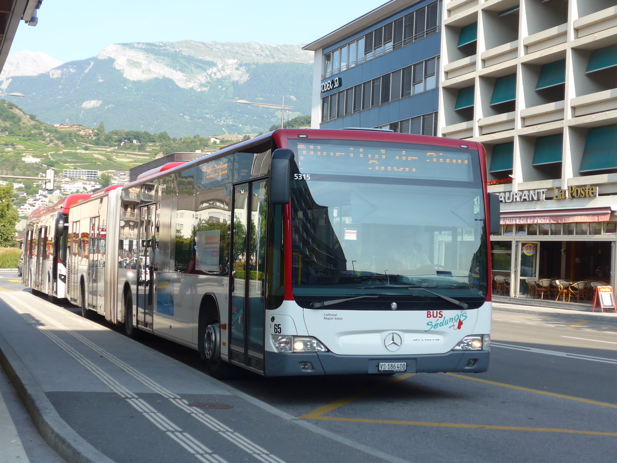 (184'144) - PostAuto Wallis - Nr. 65/VS 186'400 - Mercedes (ex Lathion, Sion Nr. 65) am 25. August 2017 beim Bahnhof Sion