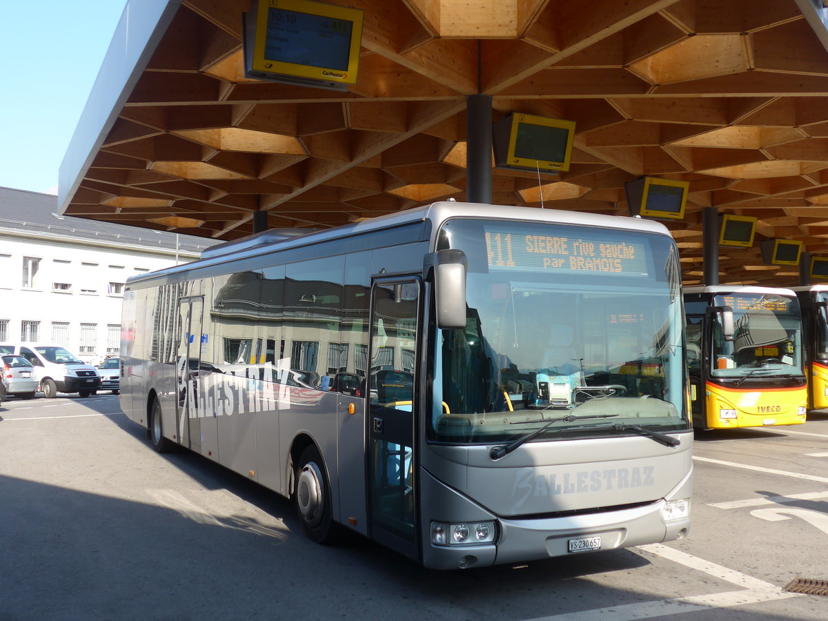 (184'151) - Ballestraz, Grne - VS 230'657 - Irisbus am 25. August 2017 beim Bahnhof Sion