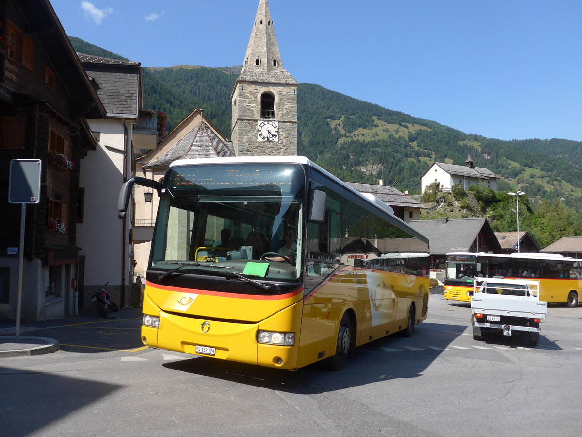 (184'186) - TSAR, Sierre - VS 132'779 - Irisbus (ex PostAuto Wallis Nr. 17) am 25. August 2017 in Vissoie, Post