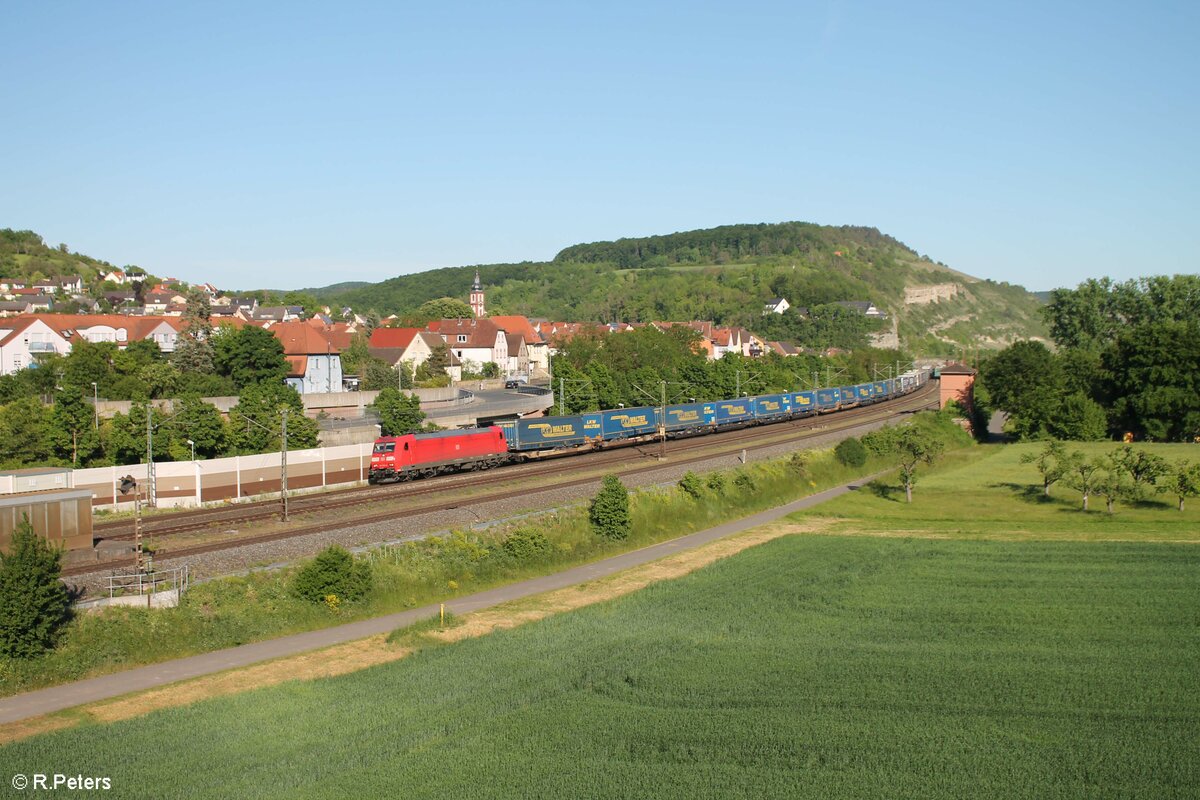 185 013-0 zieht mit einem LKW-Walter durch Retzbach-Zellingen. 02.06.21