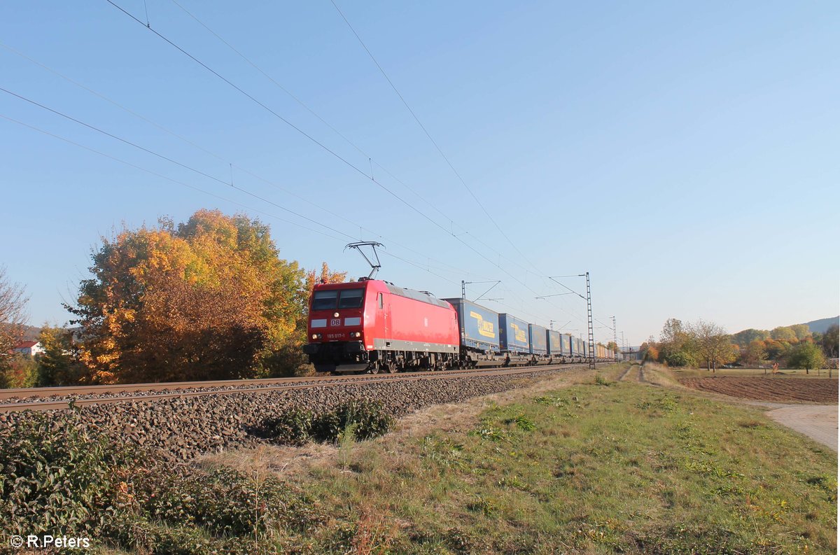 185 017-1 zieht einen LKW-Walter Wechselpritschen/Sattelaufliegerzug bei Thüngersheim gen Nordne. 13.10.18