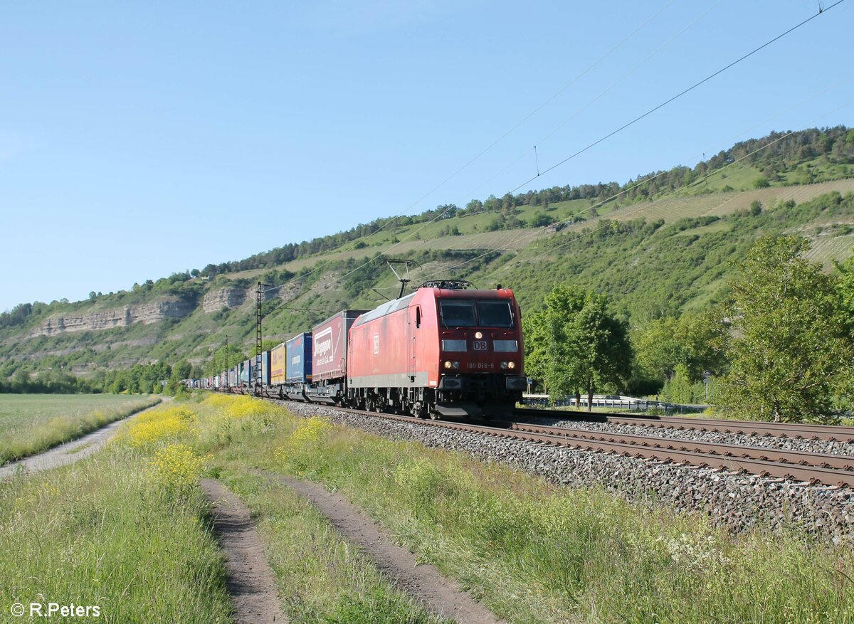 185 018-9 zieht ein Wechselpritschenzug bei Thüngersheim. 02.06.21