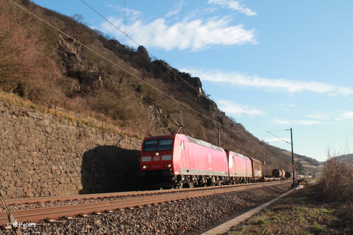 185 041 + 185 xxx mit einem gemischten Güterzug hinter Assmannshausen. 13.01.15