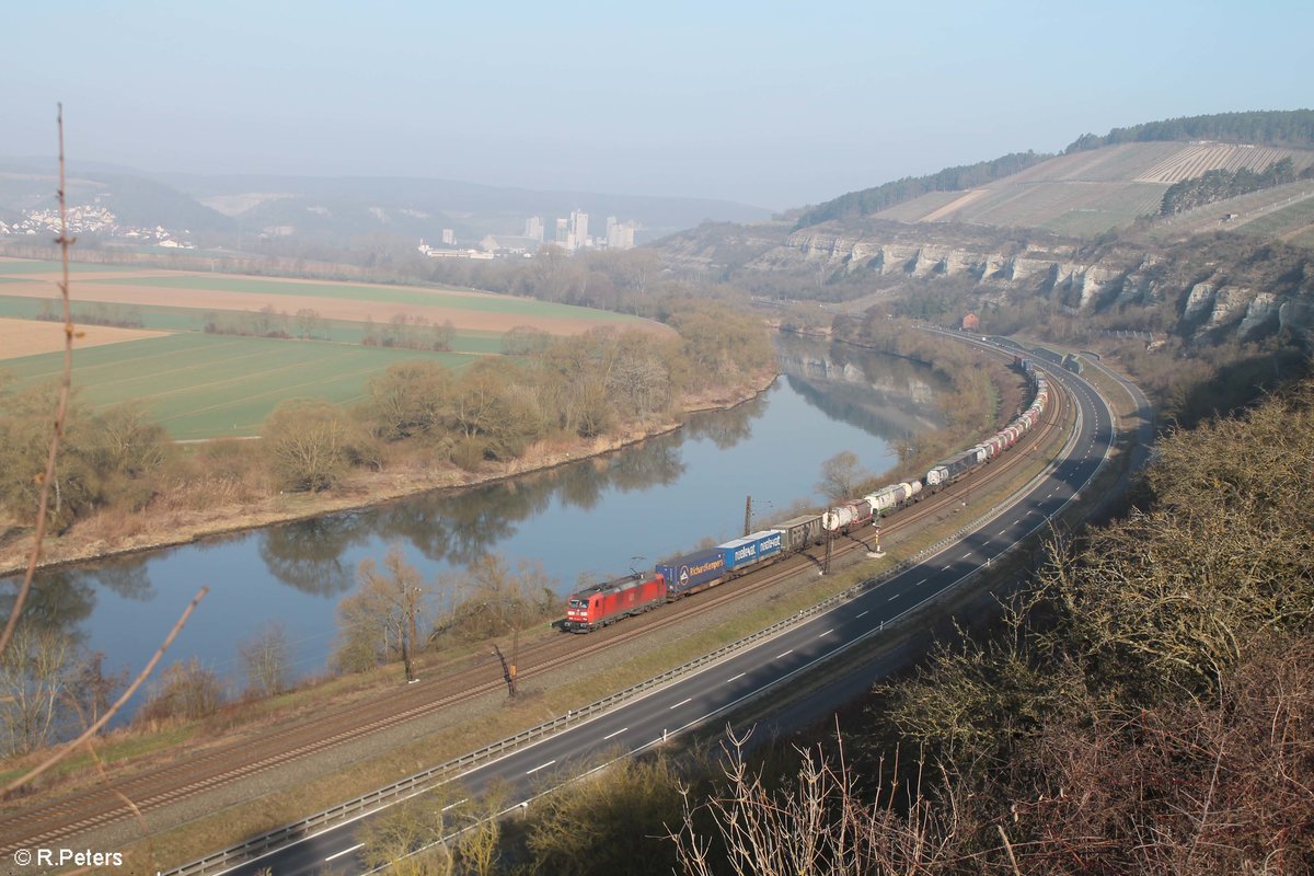 185 045-2 zieht ein Wechselpritschenzug durchs Maintal zwischen Karlstadt und Himmelstadt. 16.03.17