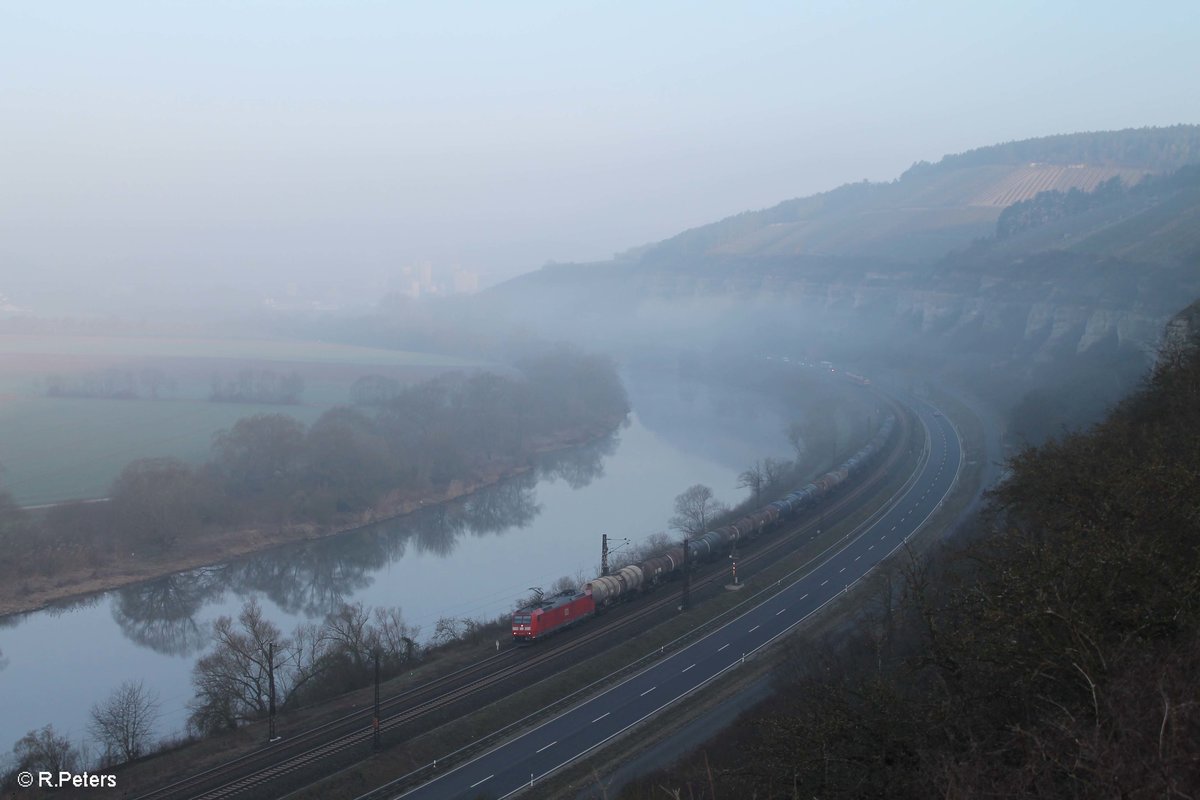 185 057-7 zieht ein Kesselzug zwischen Karlstadt und Himmelstadt durchs Maintal. 16.03.17