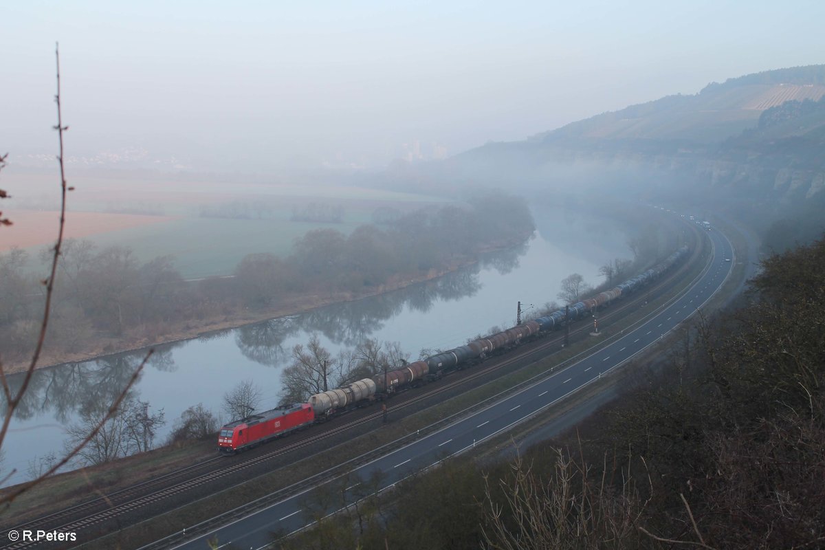 185 057-7 zieht ein Kesselzug zwischen Karlstadt und Himmelstadt durchs Maintal. 16.03.17