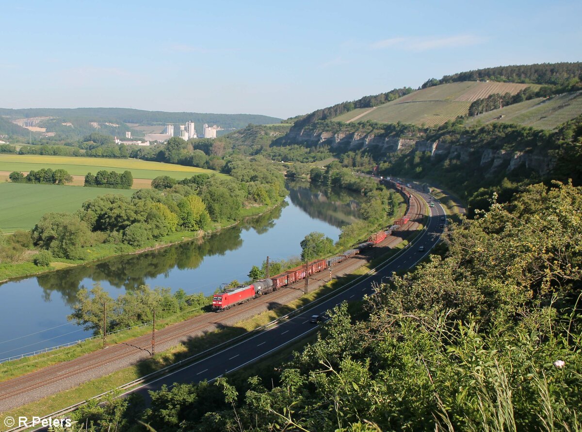 185 065-0 zieht zwischen Karlstadt und Himmelstadt den gemischten Güterzug aus Mannheim nach Nürnberg. 02.06.21