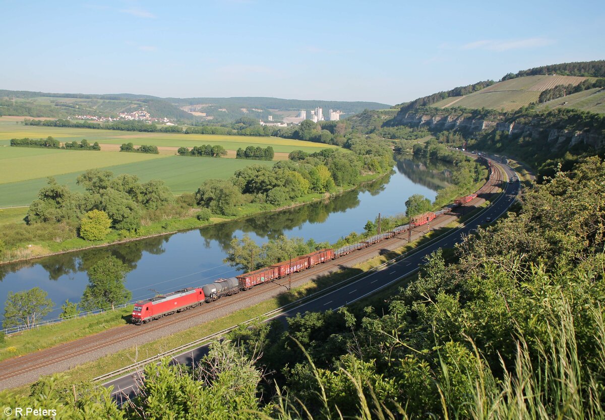 185 065-0 zieht zwischen Karlstadt und Himmelstadt den gemischten Güterzug aus Mannheim nach Nürnberg. 02.06.21