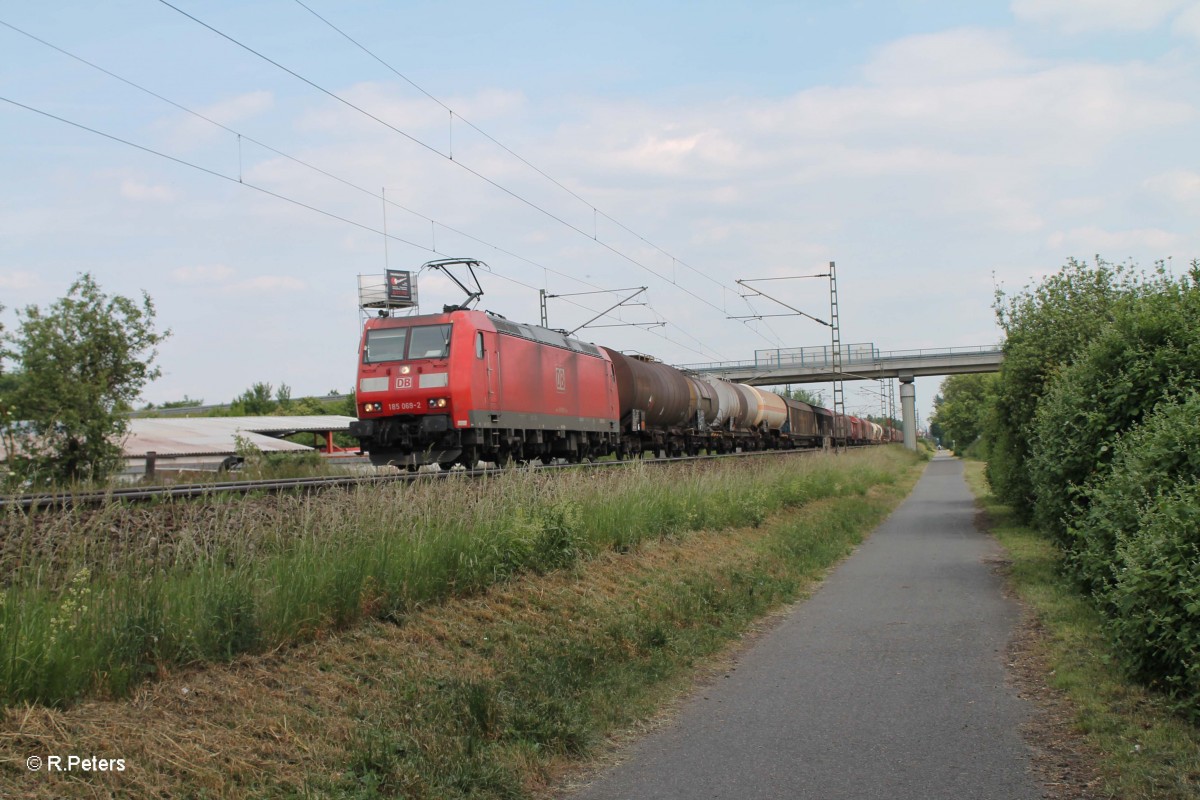 185 069-2 zieht bei Nauheim einen gemischten Gterzug in Richtung Mainz. 22.05.15